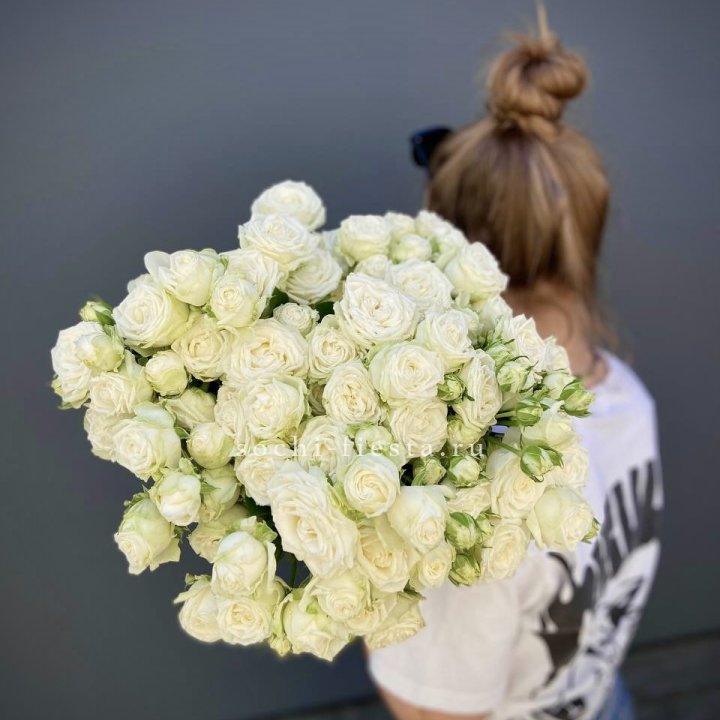 Охапка кустовых роз бомбастик  в Иркутске