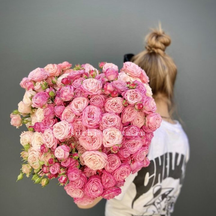 Охапка кустовых роз бомбастик пинк в Иркутске