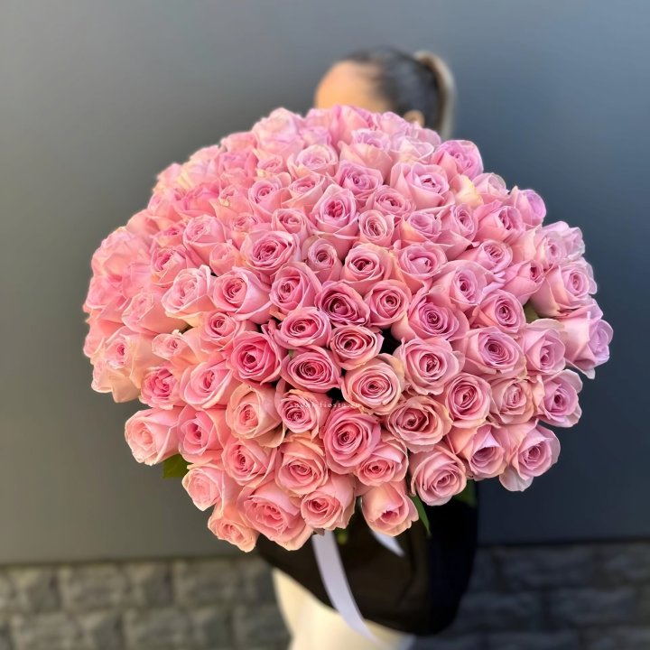 Охапка из 101 розовой розы в Иркутске