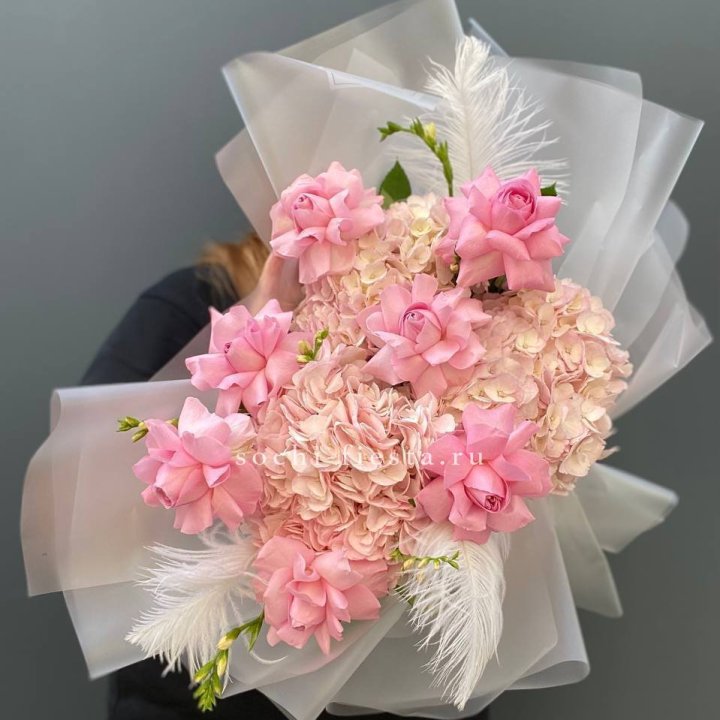  Букет  из гортензий и розовых роз в Иркутске
