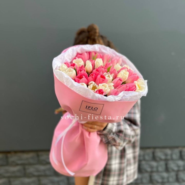 51 бело-розовый тюльпан в Иркутске