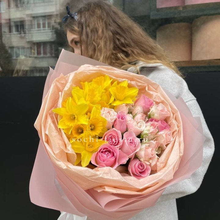 Букет роз и нарциссов в Иркутске