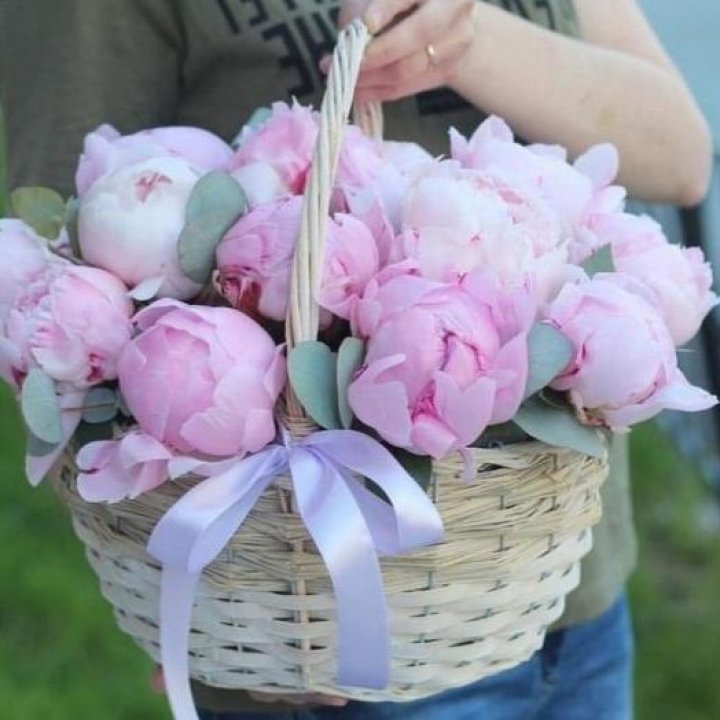 15 пионов в корзине в Иркутске