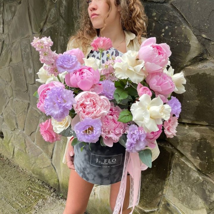 Дизайнерский цилиндр с пионами в Иркутске