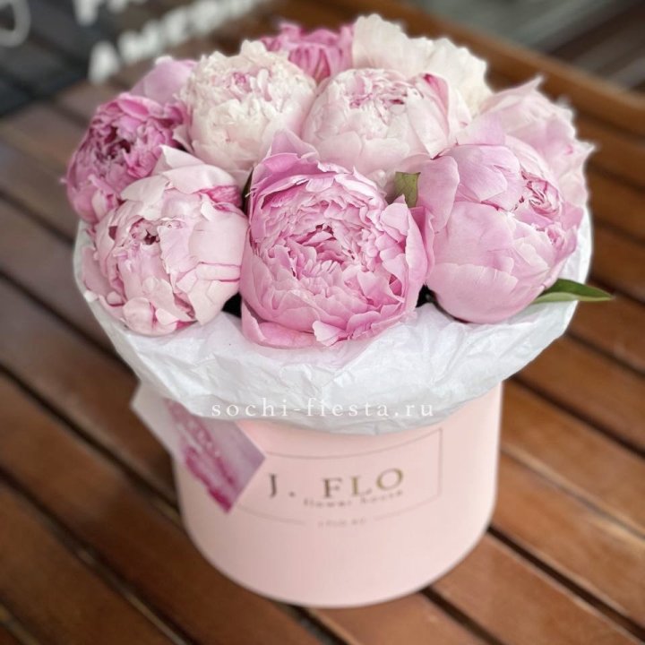 Цилиндр с пионами "Лилу" в Иркутске