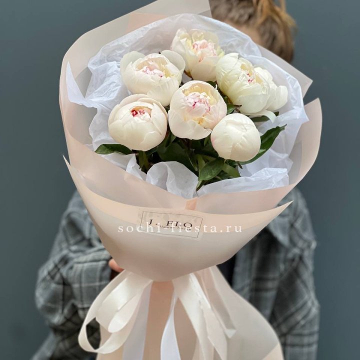 Букет белых пионов в Иркутске
