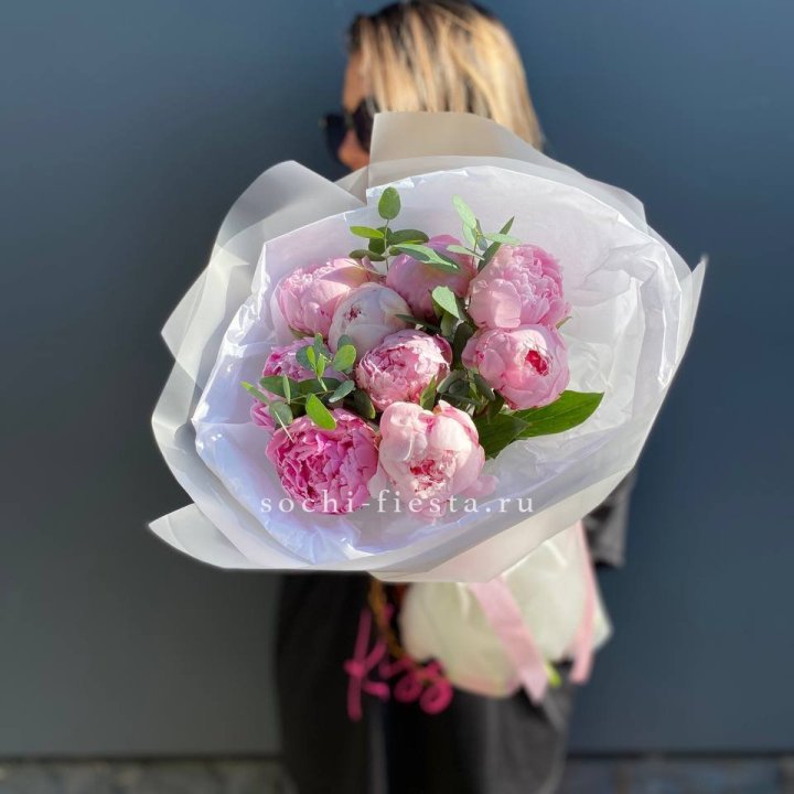 9 пионов с эвкалиптом в Иркутске