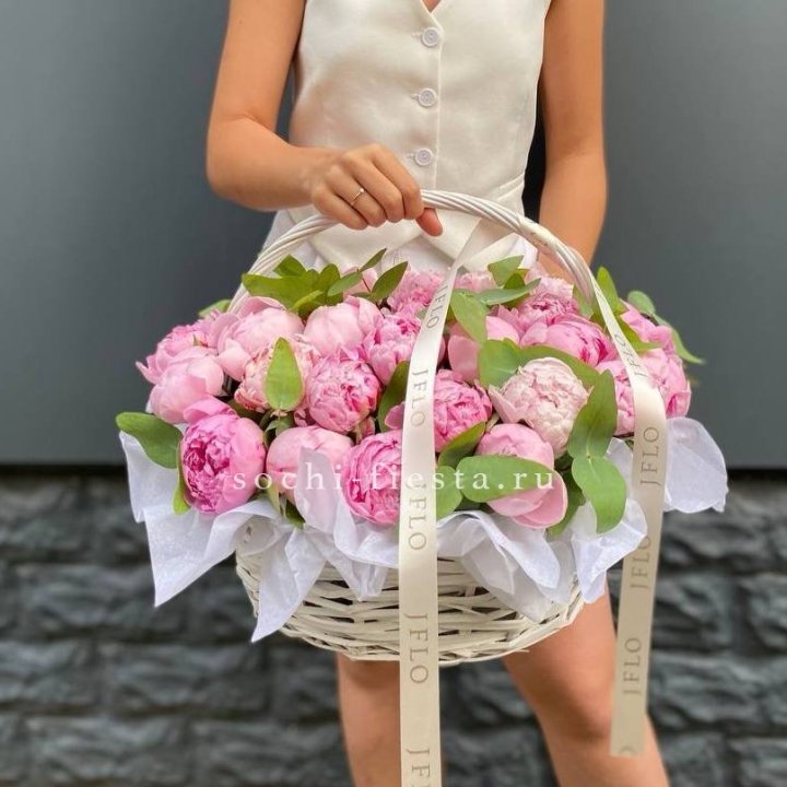 29 пионов в корзине в Иркутске