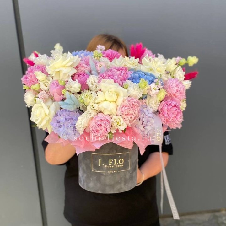 Цилиндр с пионами "Аса" в Иркутске