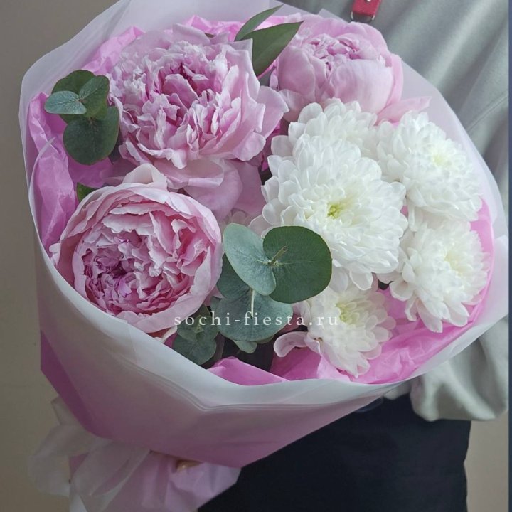  Букет комплимент с пионами в Иркутске