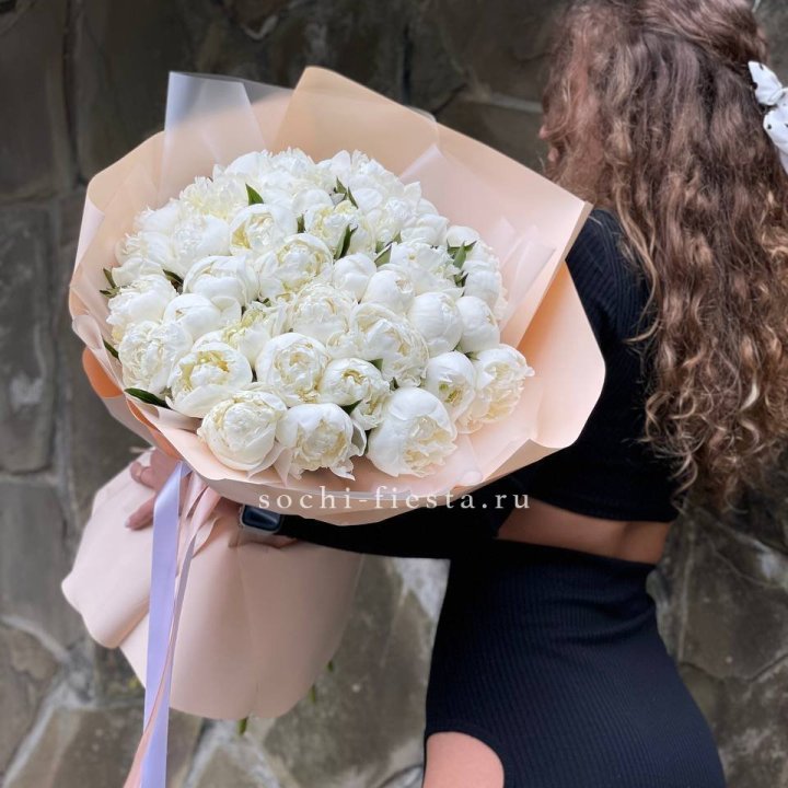 35 белых пион в Иркутске