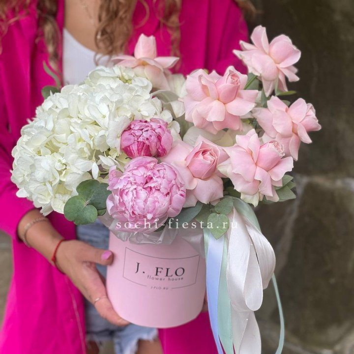 Цилиндр с пионами "Алисия" в Иркутске