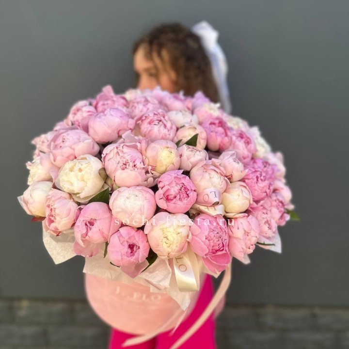 51 нежных пионов  в цилиндре в Иркутске