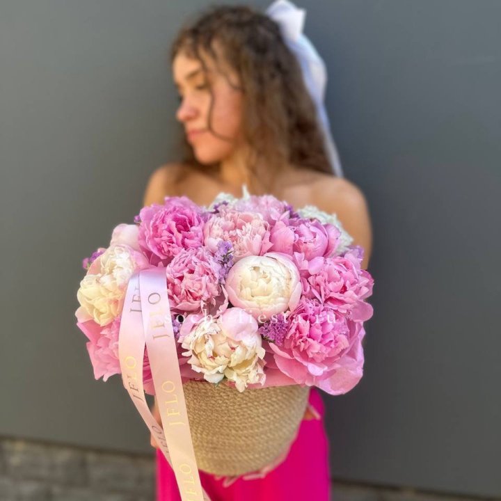 15 пионов в джутовом кашпо в Иркутске