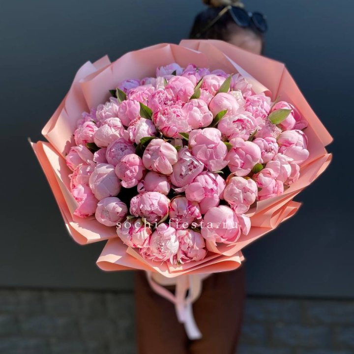 Нежный букет 51 пионов  в Иркутске