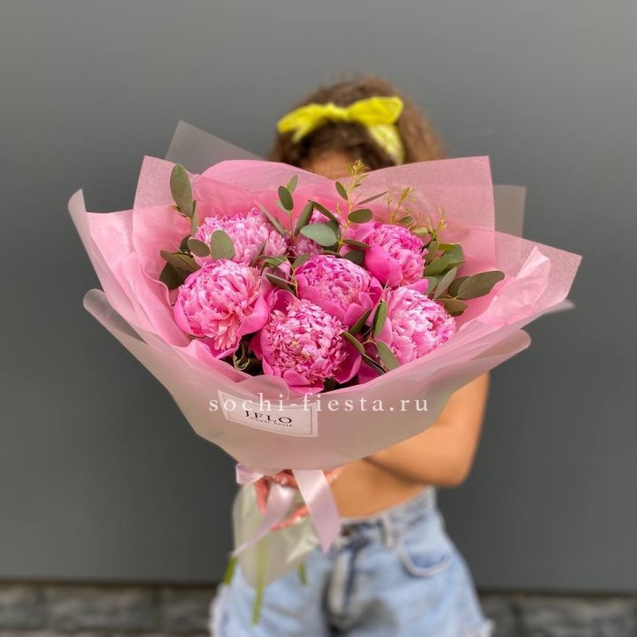 7 ярких пионов в оформлении в Иркутске