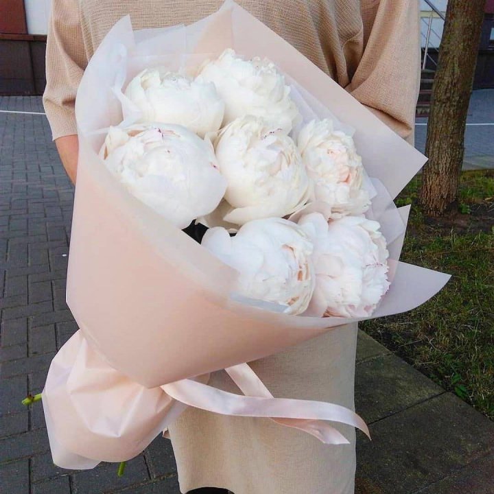 Букет белых пионов в Иркутске