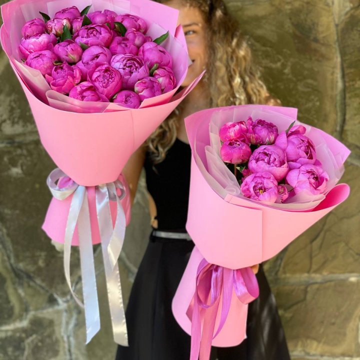 Букет ярких пионов  в Иркутске