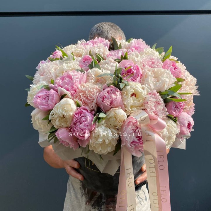 51 пионов в боксе в Иркутске