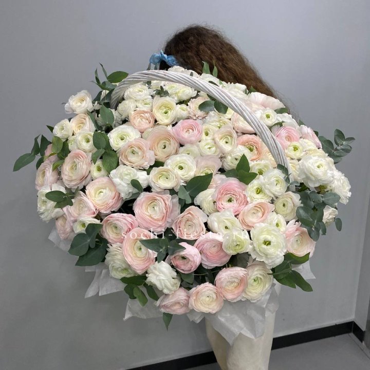 Ранункулюсы в корзине в Иркутске