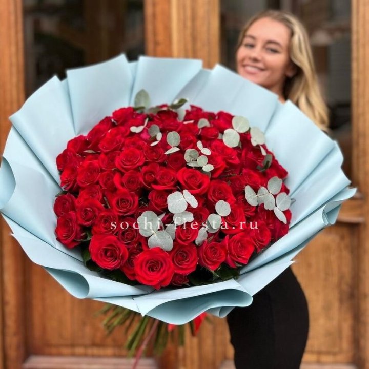 101 красная роза с эвкалиптом в Иркутске