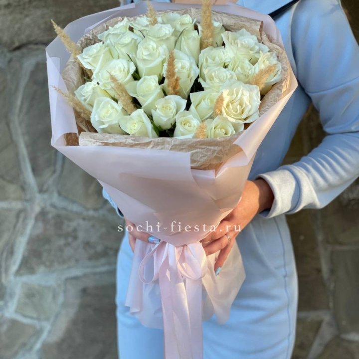 25 белых роз с сухоцветами в Иркутске