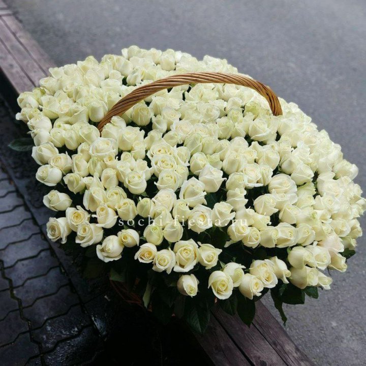 303 розы в корзине в Иркутске