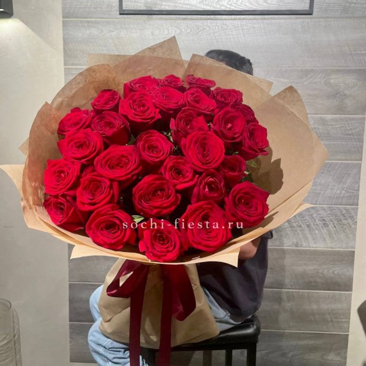37 красных роз в крафте в Иркутске