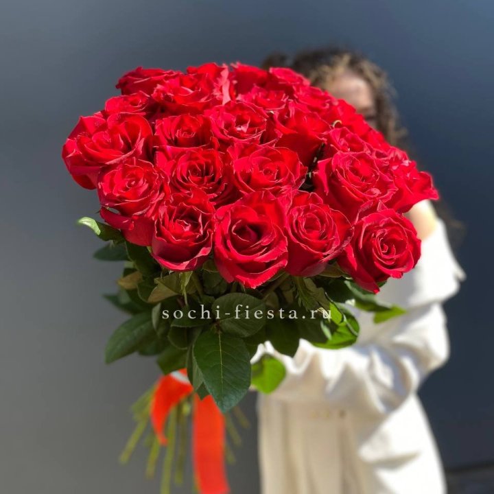25 высоких красных роз в Иркутске