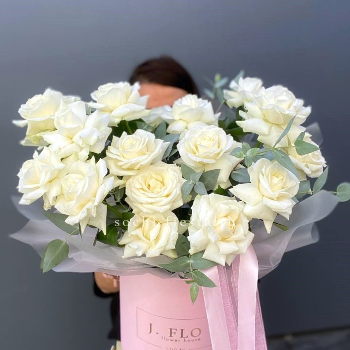 17 Французских белых роз в боксе в Иркутске
