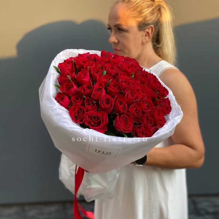 51 роза мадам ред в нежном оформлении в Иркутске