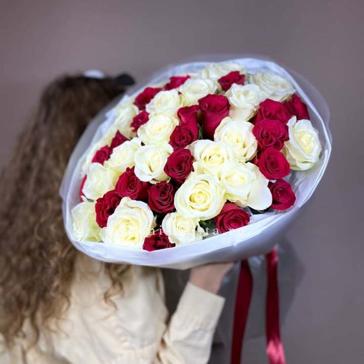 Букет из красных белых 45 роз в Иркутске