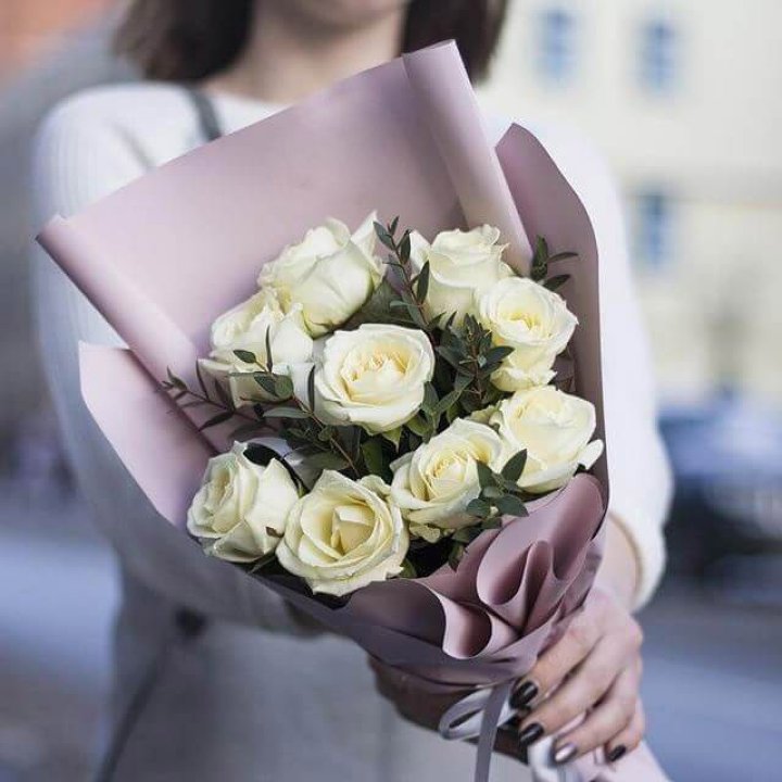9 белых  роз "Минт" в Иркутске