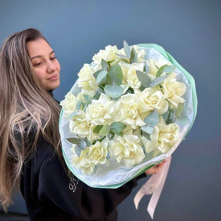 15 Белых французских роз "Ноте бьянка" в Иркутске