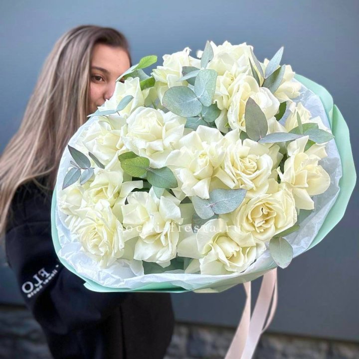 19 Белых французских роз "Ноте бьянке" в Иркутске