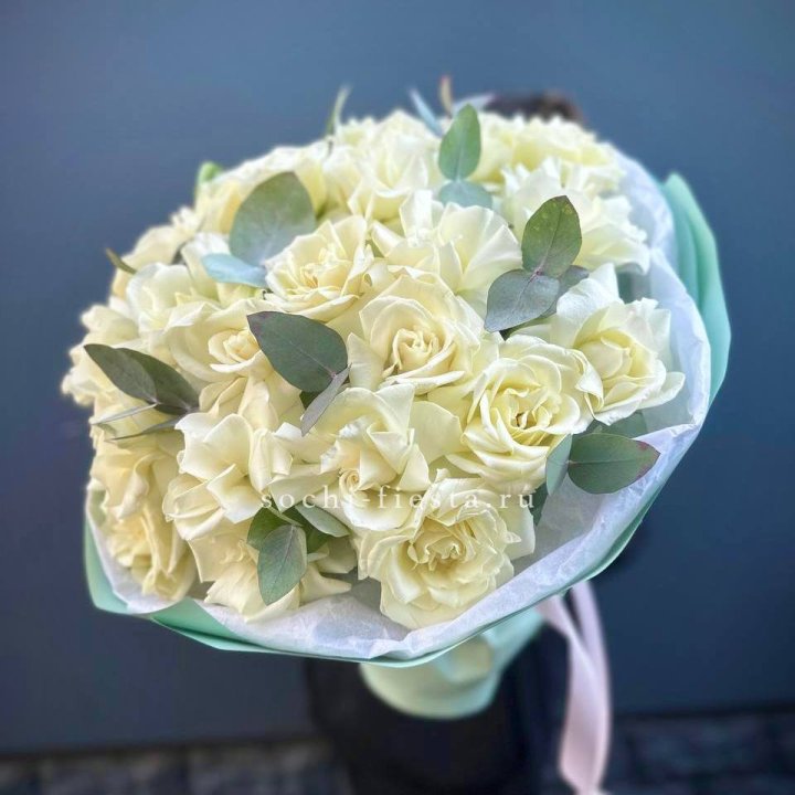 25 Белых французских роз "Ноте бьянка" в Иркутске