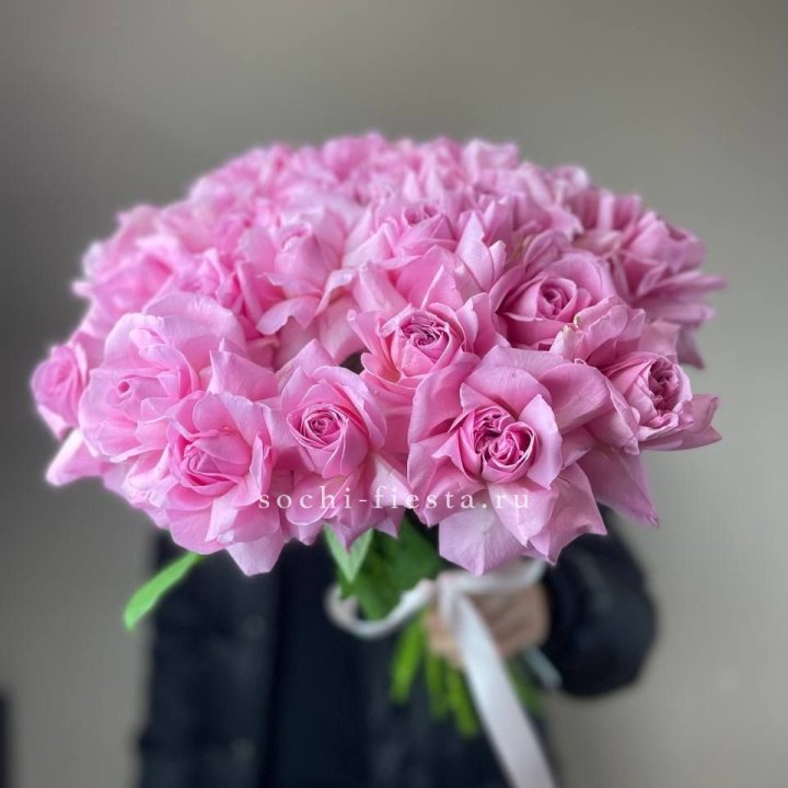 25 розовых французских роз в Иркутске