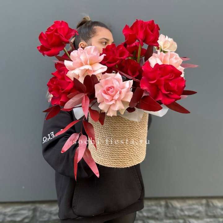 15 Французских роз в джутовом кашпо в Иркутске