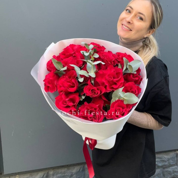 17 Красных французских роз в Иркутске