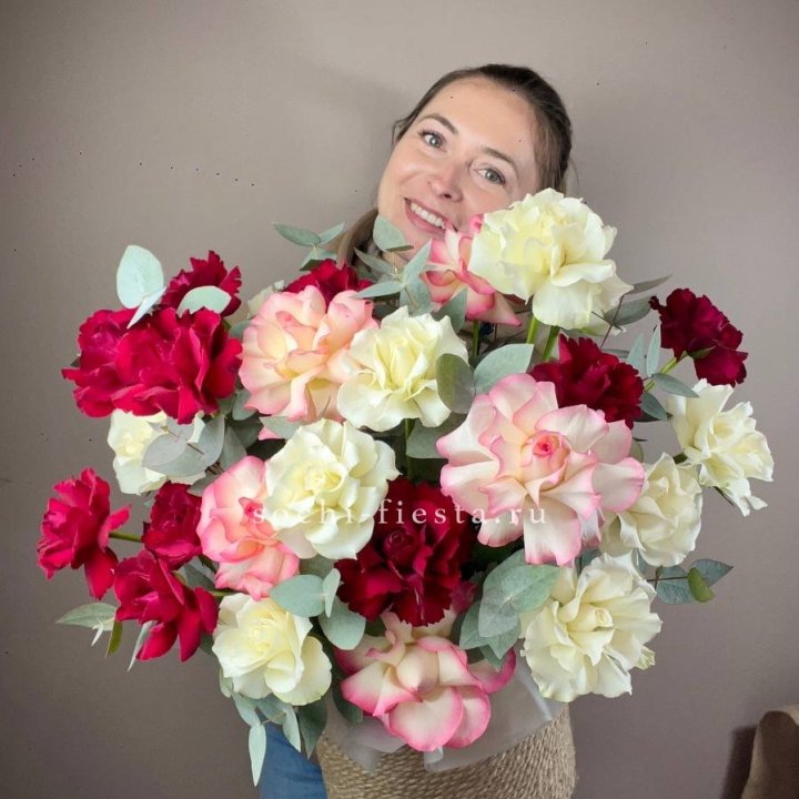 35 французских роз микс в джутовом боксе в Иркутске