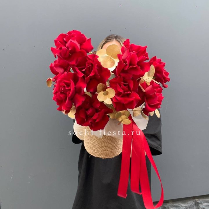 Красные французские розы в джутовом кашпо в Иркутске