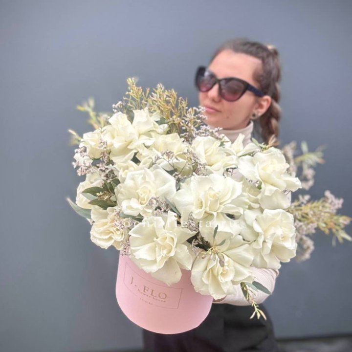 17 Французских белых роз в коробке Афина в Иркутске