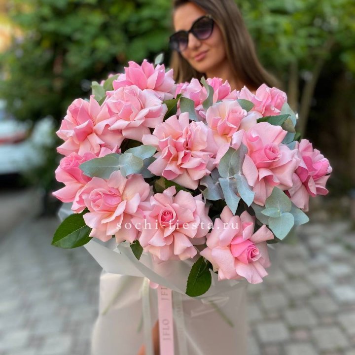 17 Розовых  французских роз в Иркутске