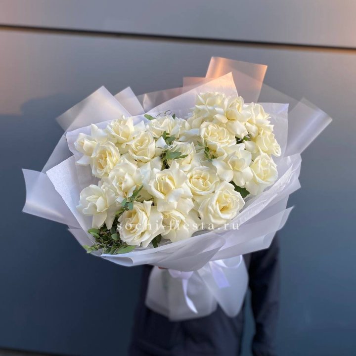 Пышный букет из белых роз в Иркутске