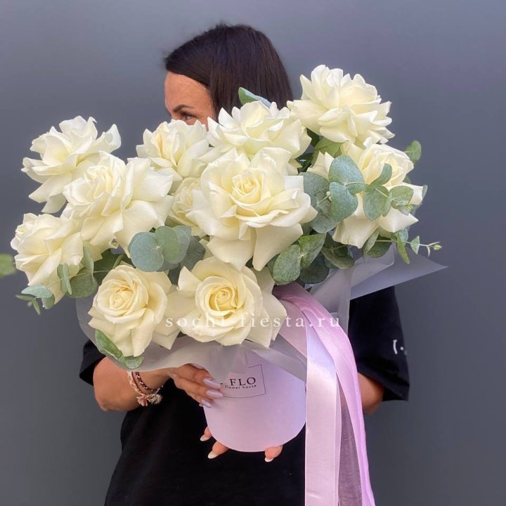 11 Французских белых роз в боксе в Иркутске