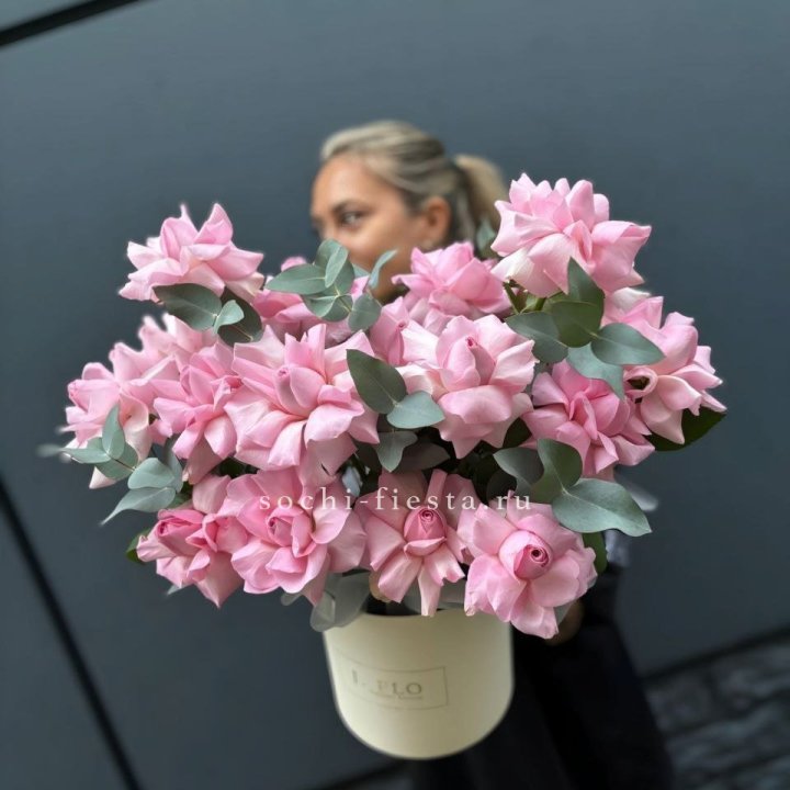 17 Розовых французских роз в боксе в Иркутске