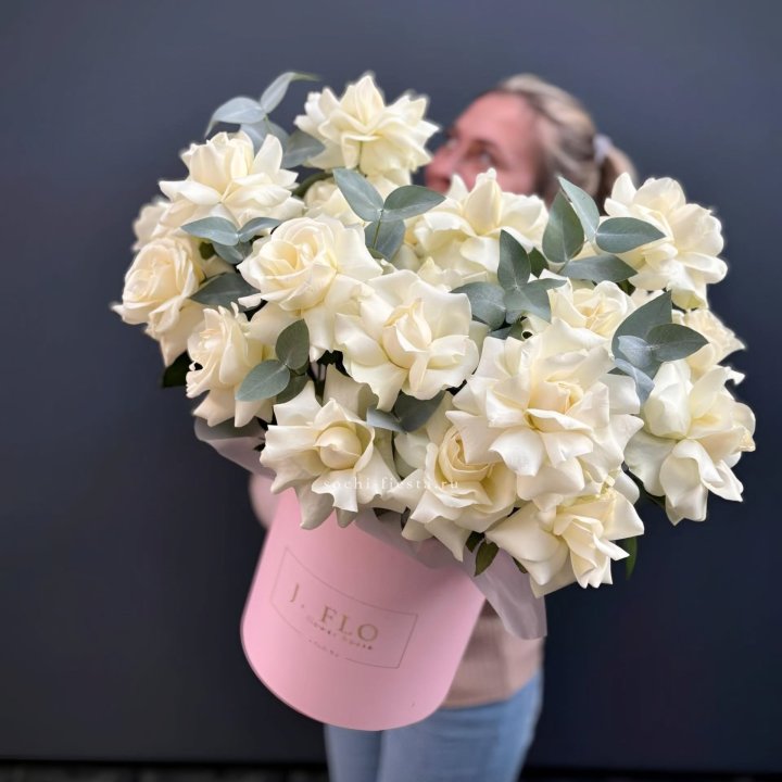 25 Французских белых роз в боксе в Иркутске