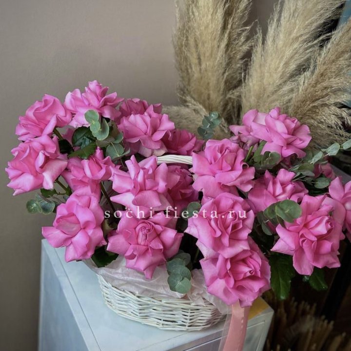 25 роз в цветочной корзине Пинк в Иркутске