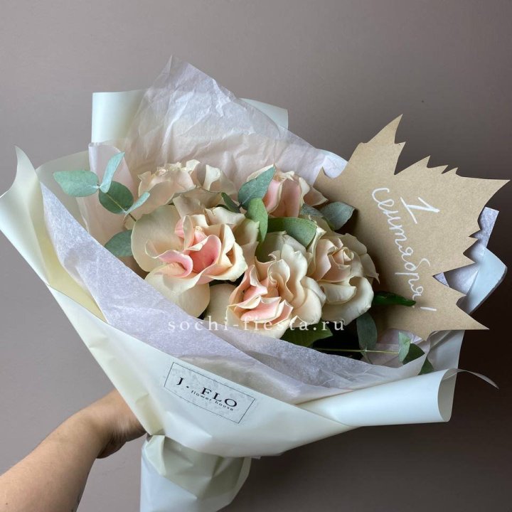 Букет кремовых роз к дню знаний в Иркутске