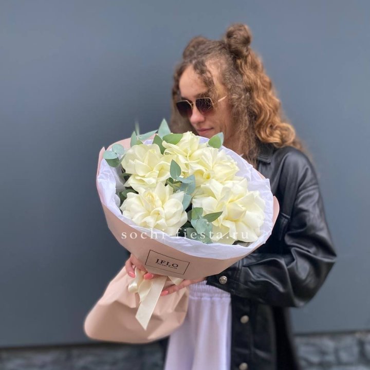 5 Белых французских роз в Иркутске